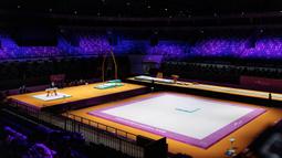 Kejuaraan tersebut mempertandingan berbagai nomor disiplin gimnastik seperti senam lantai, meja lompat, palang tunggal, palang sejajar, palang bertingkat, dan gelagar keseimbangan (balok keseimbangan). (AFP/Yasuyoshi Chiba)