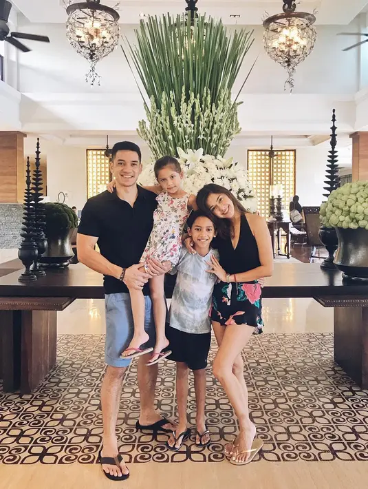 Terlepas dari hal itu, Nana Mirdad termasuk ibu rumah tangga yang baik. Di tengah kesibukannya, ia tetap meluangkan waktu untuk Jason dan Sarah. (Foto: instagram.com/nanamirdad_)