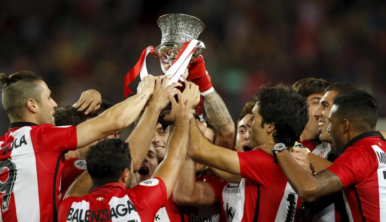 Pemain Athletic Bilbao mengangkat trofi usai menang agregat atas Barcelona pada leg kedua Piala Super Spanyol di stadion Camp Nou, Barcelona, Spanyol, (18/8/2015).  Athletic Bilbao menang dengan agregat akhir 1-5. (REUTERS/Albert Gea)