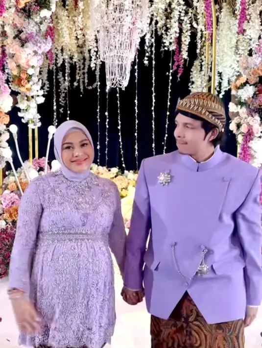 Makeup-nya pun tak berbeda jauh dari sebelumnya. Sang MUA Meutia Andisya tampak memoles wajah Aurel dengan natural makeup look yang flawless. Memancarkan kecantikan alami bumil tersebut. [Instagram/aurelie.hermansyah]