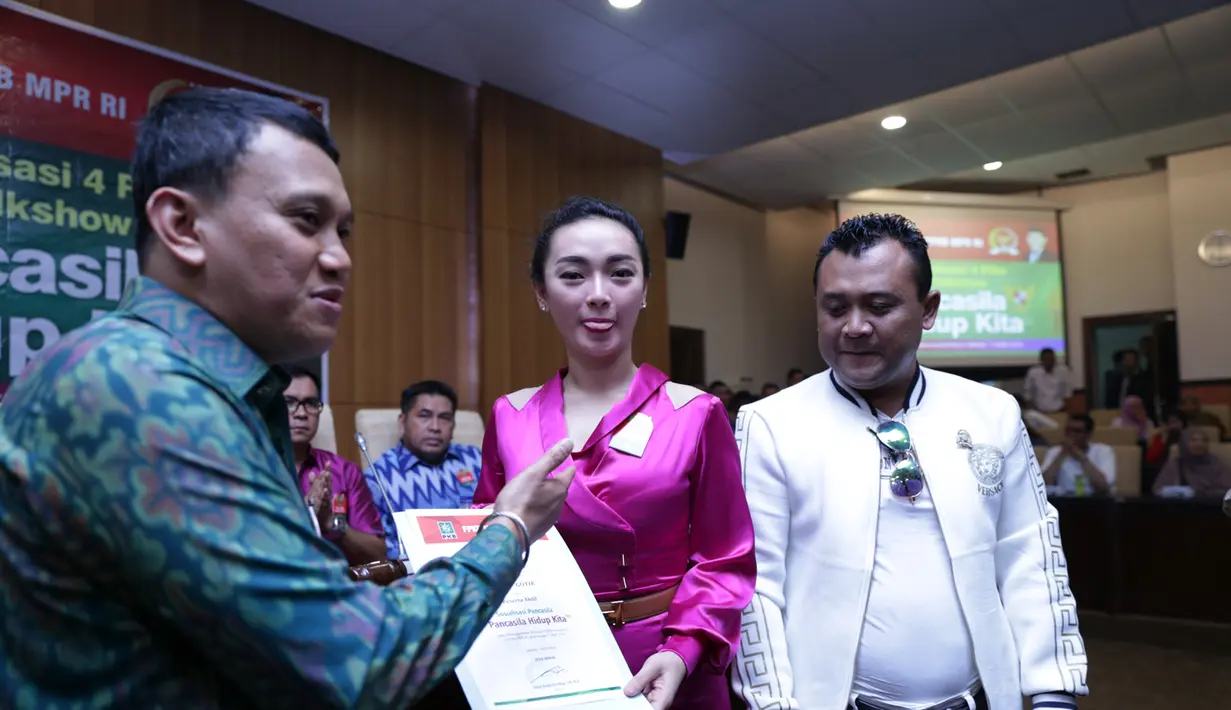 Penobatan penyanyi dangdut itu berlangsung di gedung Nusantara V, Komplek DPR/MPR, Senayan, Jakarta Pusat Kamis, (7/4/2016). (Adrian Putra/Bintang.com)