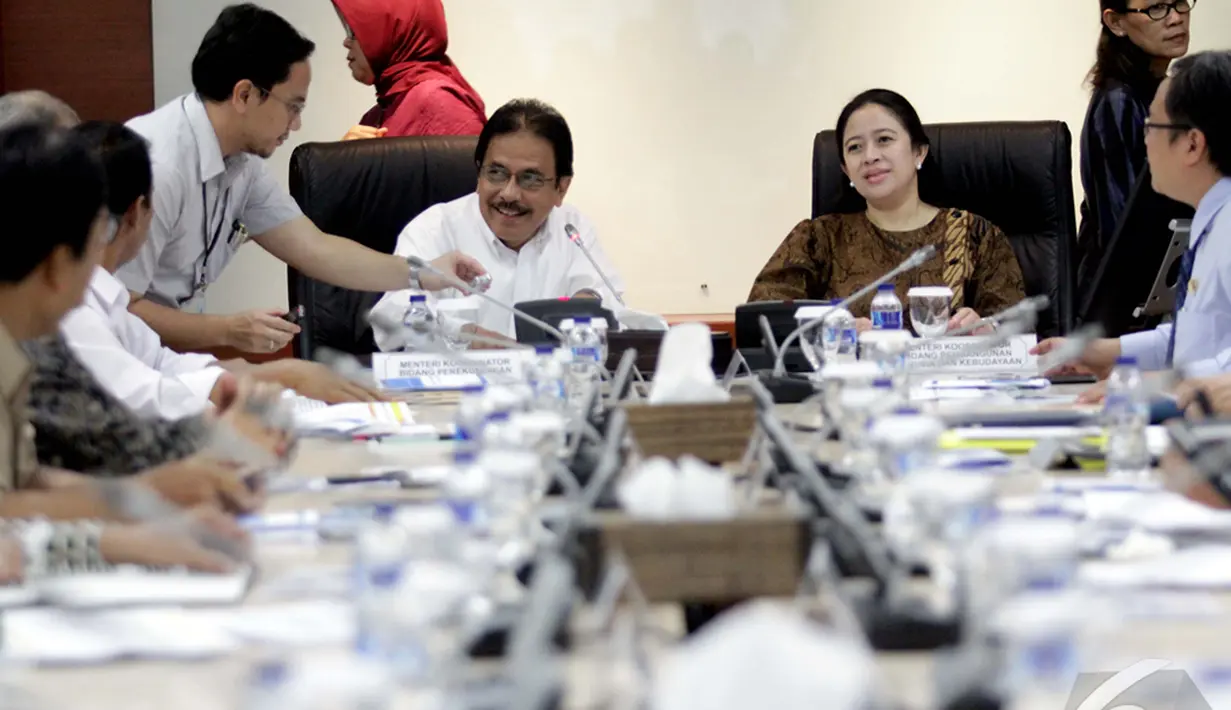Menko Perekonomian, Sofyan Djalil (kedua dari kiri) bersama  Menteri Koordinator Bidang Pembangunan Manusia dan Kebudayaan, Puan Maharani memimpin rapat koordinasi di Gedung Kementerian Perekonomian, Jakarta, Rabu (14/1/2015). (Liputan6.com/Faizal Fanani)