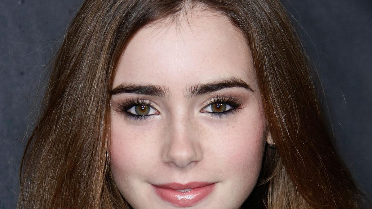 Resmi Jadi Ibu, Begini Kisah Haru Lily Collins di Balik Keputusan Memilih Surrogate Mother