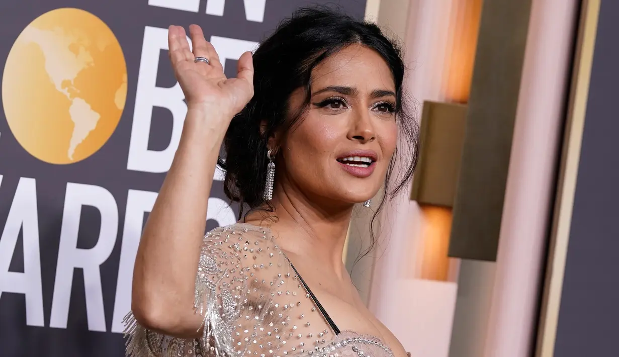 Salma Hayek tiba pada acara Golden Globe Awards 2023 di Beverly Hilton Hotel, Beverly Hills, California, Amerika Serikat, 10 Januari 2023. Hayek terlihat seksi menawan dalam balutan crystal-embroidered gown dengan detail sheer. (Photo by Jordan Strauss/Invision/AP)