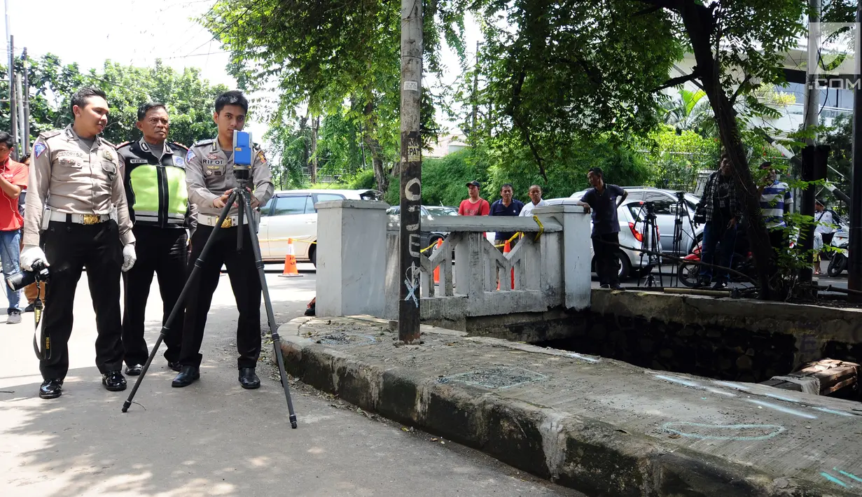 Polisi melakukan olah TKP di lokasi kecelakaan Ketua DPR, Setya Novanto di kawasan Permata Hijau, Jakarta, Jumat (17/11). Dari olah TKP, polisi menyimpulkan kecelakaan yang menimpa Setnov itu kecelakaan tunggal. (Liputan6.com/Helmi Fithriansyah)