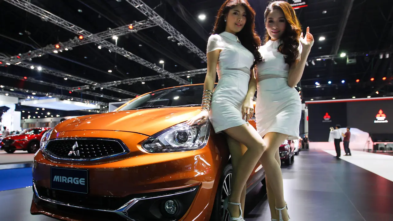 20160322-Wanita Seksi Temani Mobil-mobil Mewah di BIMS 2016 