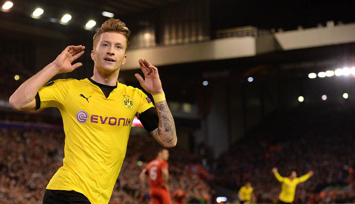 Gelandang Dortmund, Marco Reus, merayakan gol yang dicetak ke gawang Liverpool pada laga Liga Europa di Stadion Anfield, Inggris, Jumat (15/4/2016) dini hari WIB. Liverpool sempat tertinggal 0-2 atas Dortmund. (AFP/Oli Scarff)