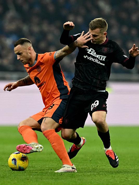 Sejak awal laga, Inter Milan tampil menyerang dan langsung mengoyak pertahanan Salernitana. (GABRIEL BOUYS/AFP)