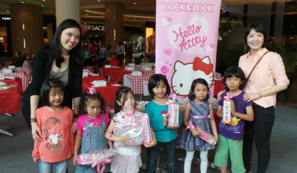 Pemberian hadiah untuk para pemenang/ copyright by Vemale.com