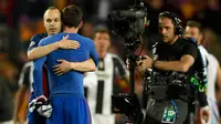 Gelandang Barcelona Andres Iniesta memeluk Lionel Messi usai ditahan imbang oleh Juventus pada leg kedua perempat final Liga Champions di stadion Camp Nou, Barcelona (19/4). (AFP Photo/Lluis Gene)