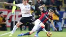 Pemain Bologna, Ladislav Krejci (kanan) berusaha keluar dari hadangan pemain AC Milan, Juraj Kucka pada laga Serie A di di Stadio Renato Dell'Ara, Bologna,  (8/5/2/2017).  MIlan mengan 1-0. (EPA/Giorgio Benvenuti)