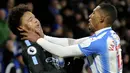 Gelandang Manchester City, Leroy Sane, bersitegang dengan gelandang Huddersfield, Rajiv van La Parra, pada laga Premier League di Stadion John Smith, Huddersfield, Minggu (26/11/2017). Huddersfield kalah 1-2 dari City. (AP/Rui Viera)