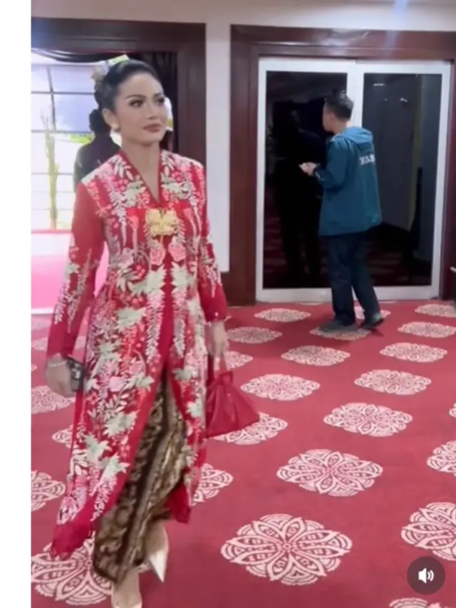6 Potret Krisdayanti di Acara Hari Ibu Bersama Megawati, Anggun Berkebaya Panjang
