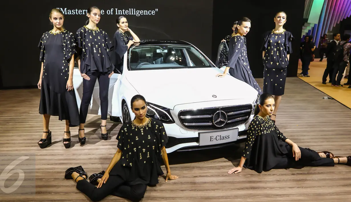 Model berpose di depan mobil Mercedez Benz All New E Class  saat peluncuran tujuh mobil terbaru Mercedes Benz di Gaikindo Indonesia International Auto Show (GIIAS), ICE BSD, Tangsel, Kamis (11/8). (Liputan6.com/Fery Pradolo)