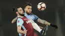 Pemain West Ham, Andy Carroll (kiri) berebut bola dengan pemain Manchester City, Nicolas Otamendi pada laga Piala FA di London stadium, (6/1/2017). City menang 5-0. (AP/Kirsty Wigglesworth)