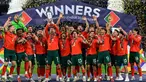 Para pemain Portugal Cristiano Ronaldo mengangkat trofi UEFA Nations League 2025 setelah memenangkan pertandingan melawan Spanyol di Allianz Stadium, Jerman pada 8 Juni 2025 atau Senin (9/6/2025) dini hari WIB. (John MACDOUGALL/AFP)