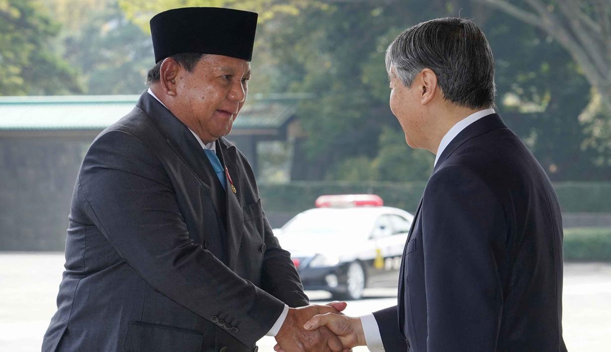Diketahui, Indonesia dan Jepang telah menjalin hubungan kerja sama yang komprehensif selama 68 tahun di sejumlah bidang strategis, mulai dari ekonomi, politik, hingga sosial budaya. Tampak dalam foto, Presiden Republik Indonesia Prabowo Subianto (kiri) disambut oleh Kaisar Jepang Naruhito di Istana Kekaisaran, Tokyo, pada Senin 30 Maret 2026. (Kazuhiro NOGI/AFP)