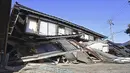 Serangkaian gempa bumi kuat di wilayah barat Jepang merusak rumah, mobil, dan kapal. (Kyodo News via AP)