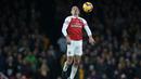 Bek Arsenal, Hector Bellerin berusaha mengontrol bola saat timnya meladeni perlawanan Wolverhampton pada laga lanjutan Premier League, yang berlangsung Minggu (11/11) di stadion Emirates. Arsenal ditahan imbang Wolverhampton 1-1. (AFP/Daniel Olivas)