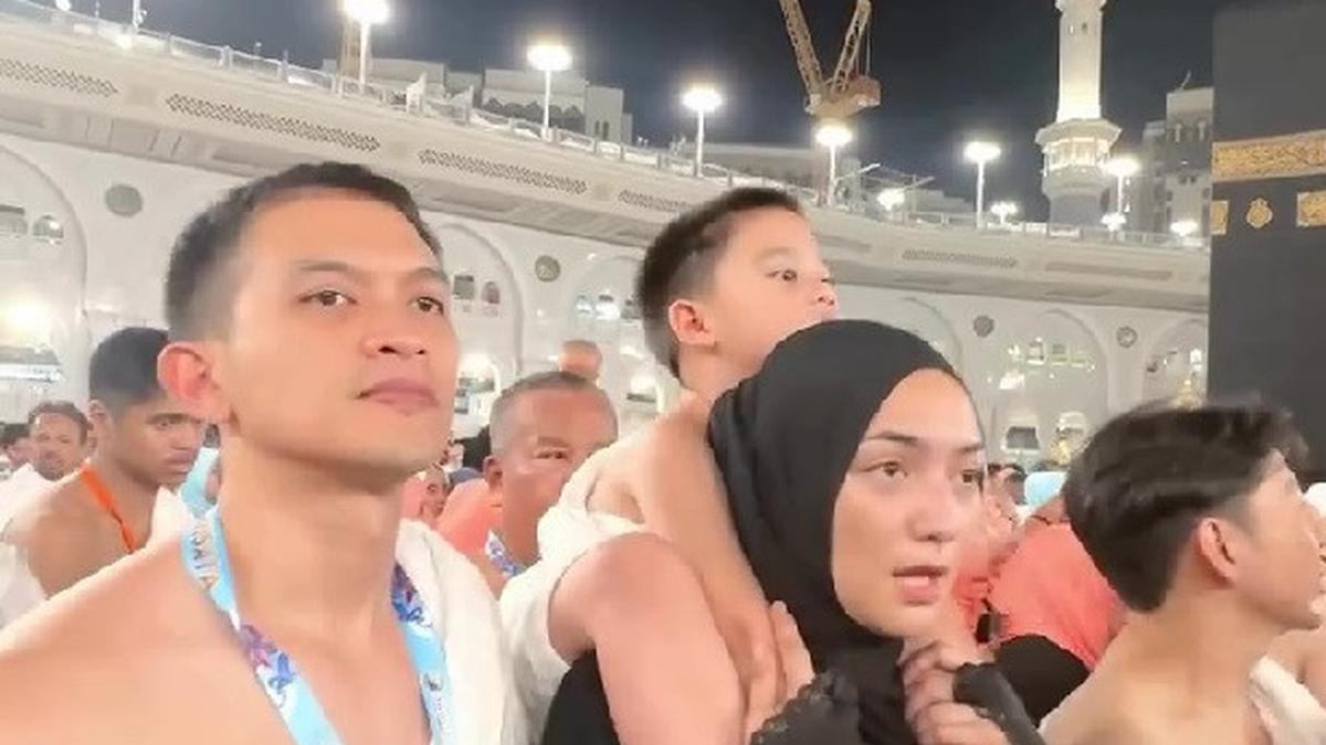 Momen Spesial Athar Anak Citra Kirana Ikut Umrah, Digendong Saat Tawaf