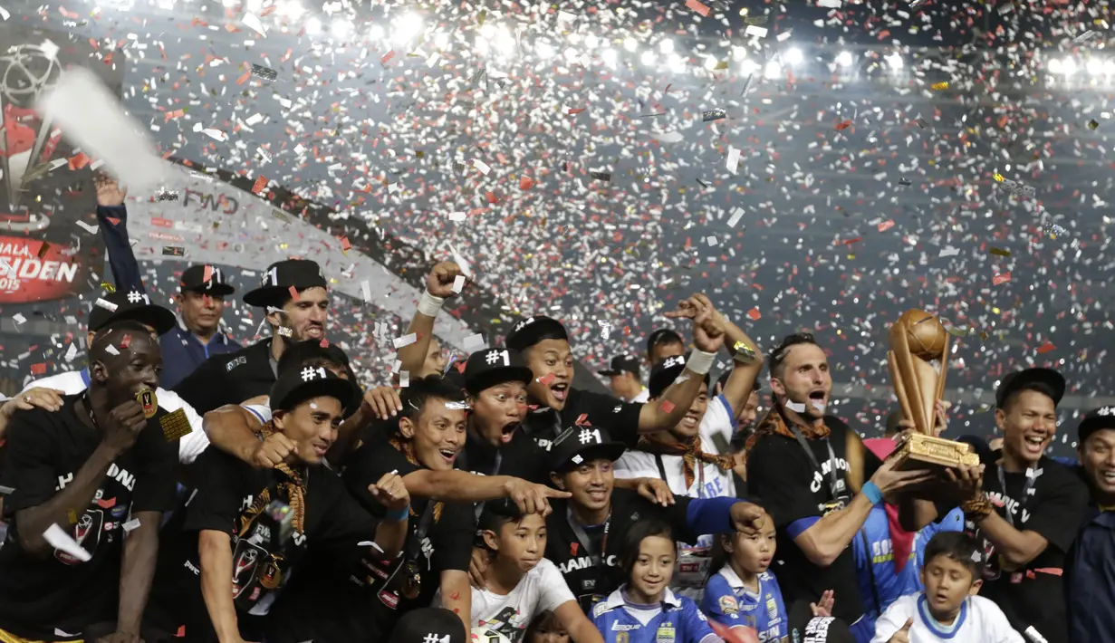Pemain Persib menerima trofi juara Piala Presiden 2015 dari Presiden Joko Widodo di Stadion Utama Gelora Bung Karno, Jakarta, Minggu (18/10/2015). (Bola.com/Vitalis Yogi Trisna)