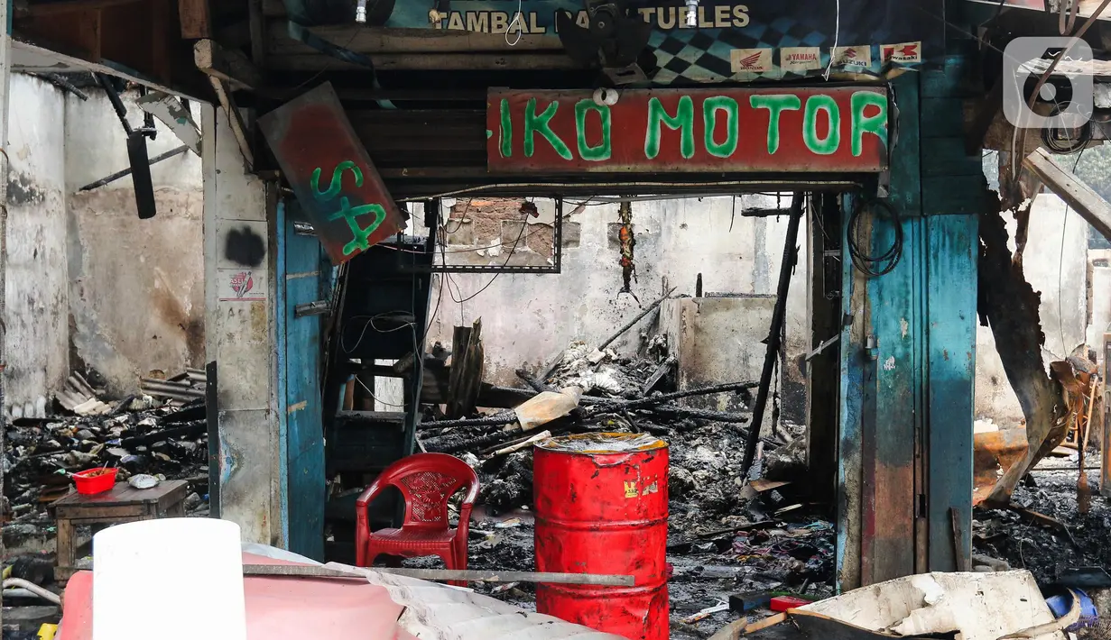 Rumah-rumah di permukiman padat itu terlihat hancur sementara puing-puing masih berserakan di lokasi. (Liputan6.com/Herman Zakharia)