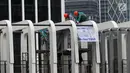 Pekerja melakukan pengerjaan revitalisasi Jembatan Penyeberangan Orang (JPO) Ratu Plaza, Jakarta, Jumat (28/12). JPO Ratu Plaza masuk dalam proses revitalisasi dan ditargetkan selesai pada akhir Desember 2018. (Liputan6.com/JohanTallo)