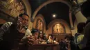 Tampak Jemaat berdoa saat teatrikal tablo pada Jumat Agung di Gereja Katedral, Jakarta, Jumat (3/4/2015). Umat Kristen di seluruh dunia merayakan tiga hari masa Paskah untuk mengenang Yesus yang disalib, mati, dan bangkit. (Liputan6.com/Faizal Fanani)