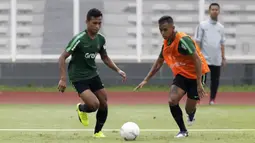 Pemain Timnas Indonesia U-22, Osvaldo Haay, beradu cepat dengan Dallen Doke saat latihan di Stadion Madya Senayan, Jakarta, Selasa (29/1). Latihan ini merupakan persiapan jelang Piala AFF U-22. (Bola.com/Yoppy Renato)