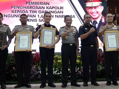 Kapolri Jenderal Tito Karnavian foto bersama penerima penghargaan pengungkapan 1,6 ton narkoba jenis sabu di Mabes Polri, Jakarta, Selasa (27/3). Para penerima penghargaan terdiri dari tim gabungan. (Liputan6.com/JohanTallo)