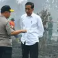 Presiden Joko Widodo berbincang dengan Kapolri Jenderal Tito Karnavian usai meninjau lokasi Karhutla Riau. (Liputan6.com/Istimewa/M Syukur)