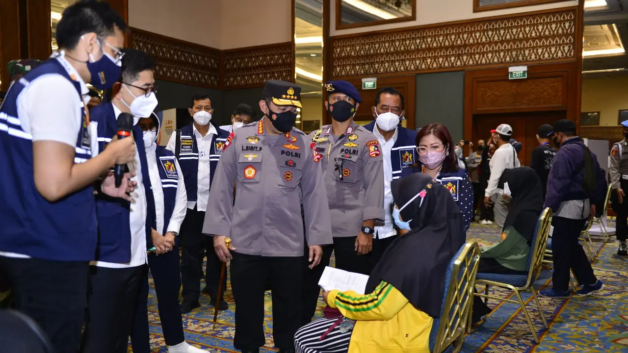 Kapolri Jenderal Listyo Sigit Prabowo meninjau vaksinasi massal