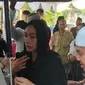 Tyas Mirasih di pemakaman sang ibunda di TPU Pondok Ranggon, Jakarta Timur, Rabu (24/5/2023). (Dok. via M. Altaf Jauhar)