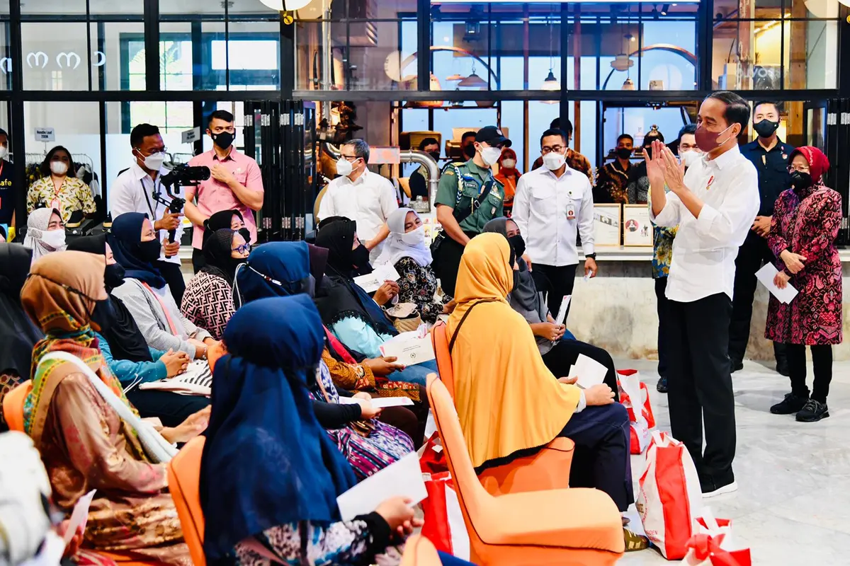 Presiden Jokowi meninjau proses penyaluran BLT Minyak Goreng kepada 100 Keluarga Penerima Manfaat (KPM) yang digelar di Pos Bloc, Jakarta, pada Senin, (25/4/2022).