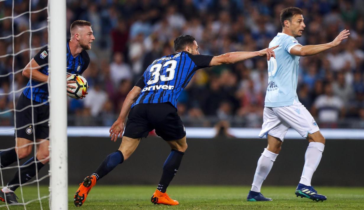 Para pemain Inter Milan merayakan gol yang dicetak Danilo D'Ambrosio ke gawang Lazio pada laga Serie A Italia di Stadion Olimpico, Roma, Minggu (20/5/2018). Lazio kalah 2-3 dari Inter. (AP/Angelo Carconi)