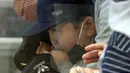 Seorang anak melakukan tes GeNose COVID-19 di Stasiun Pasar Senen, Jakarta, Sabtu (1/5/2021). Calon penumpang KA jarak jauh yang menggunakan hasil tes GeNose C19, wajib menunjukkan hasil negatif yang sampelnya diambil maksimal 1 x 24 jam sebelum keberangkatan. (Liputan6.com/Helmi Fithriansyah)