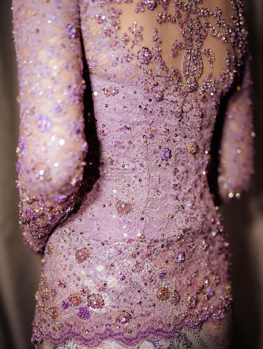 Ini adalah detail bagian bawah kebaya bridesmaid Hanggini. Terlihat ada beberapa detail bunga warna ungu yang mencuri perhatian. Tak hanya di bagian belakang, namun detail bung aini juga di bagian depan dan lengannya. Dalam video yang diunggah di laman Instagram Kirtas by Cinintya Syakyakirti, netizen memuji badan Hanggini yang langsing dan makin cantik saat pakai kebaya. (Liputan6.com/IG/@hanggini)