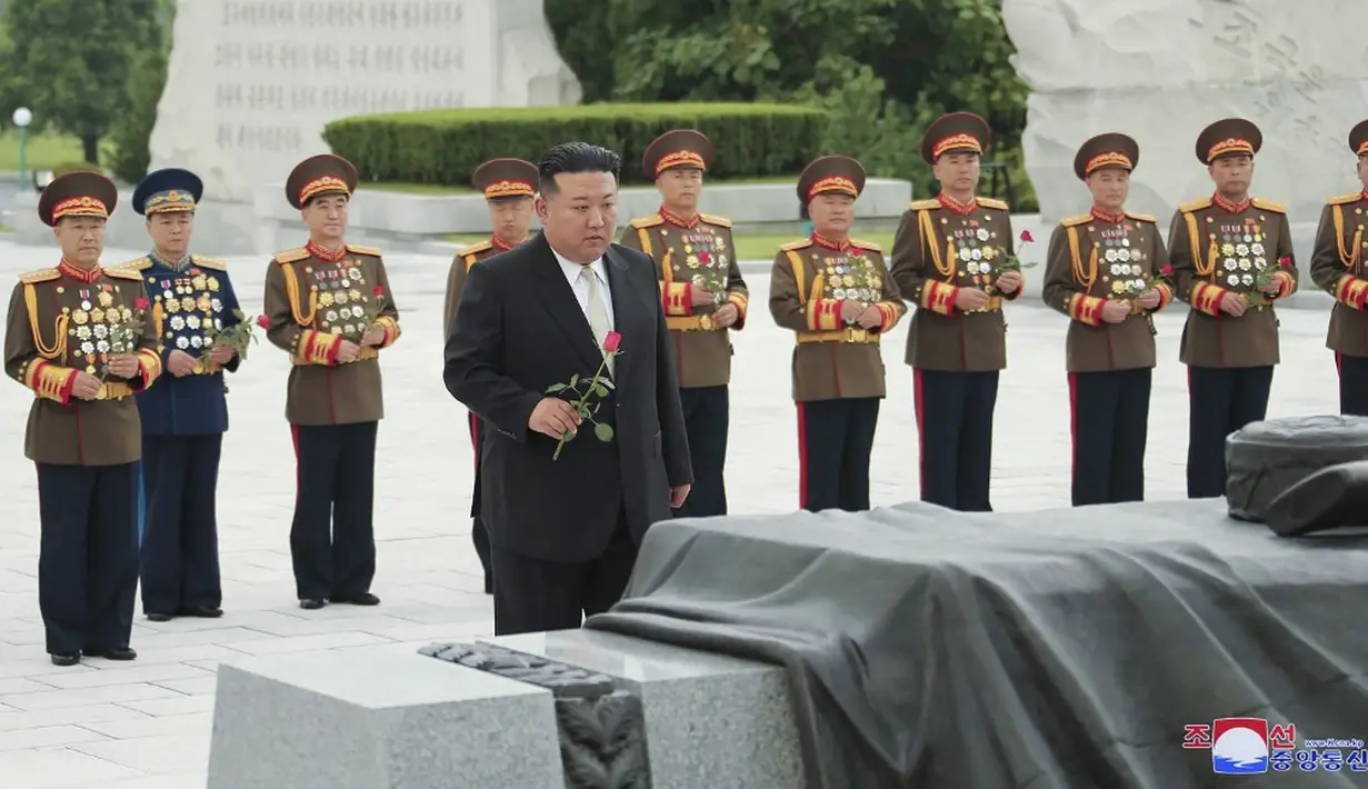 <p>Gambar yang diambil pada 25 Juli 2023 dan dirilis oleh Kantor Berita Pusat Korea (KCNA) Korea Utara pada 26 Juli menunjukkan Pemimpin Korea Utara Kim Jong Un (tengah) mengunjungi Pemakaman Martir Perang Pembebasan Tanah Air pada kesempatan peringatan 70 tahun kemenangan dalam Perang Pembebasan Tanah Air yang agung di Pyongyang, Korea Utara. (STR/KCNA VIA KNS/AFP)</p>