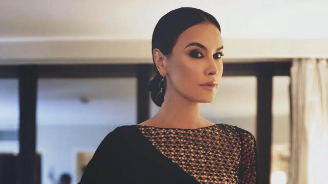 [Bintang] 8 Potret Artis Indonesia Pakai Busana Hitam, Siapa Paling Cantik?