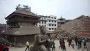 Penampakan Kathmandu Durbar Square yang rusak parah akibat gempa yang menghantam Nepal, Minggu (26/4/2015). Gempa berkekuatan 7,8 Skala Richter itu dikabarkan telah menghancurkan ribuan rumah termasuk bangunan bersejarah (AFP Photo/Prakash Mathema)