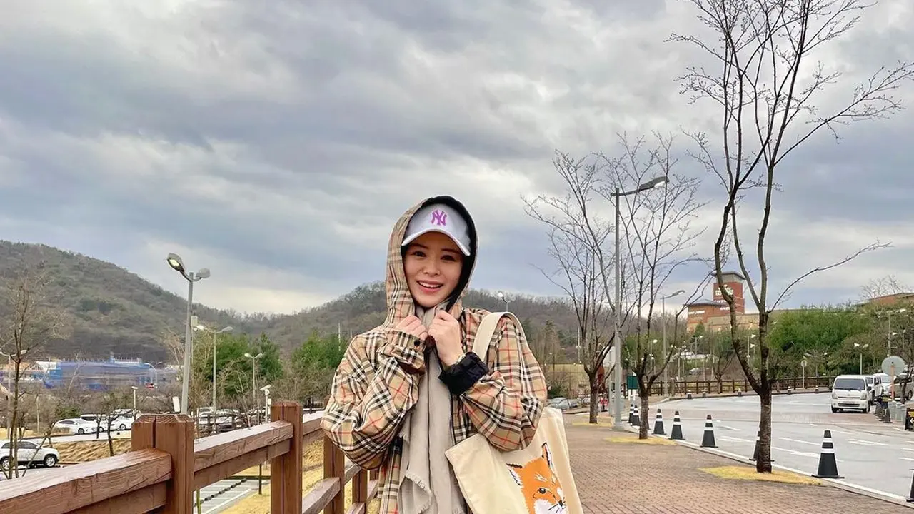 Gantikan Hijab, 8 Inspirasi Outfit Ayana Moon dengan Topi dan Hoodie