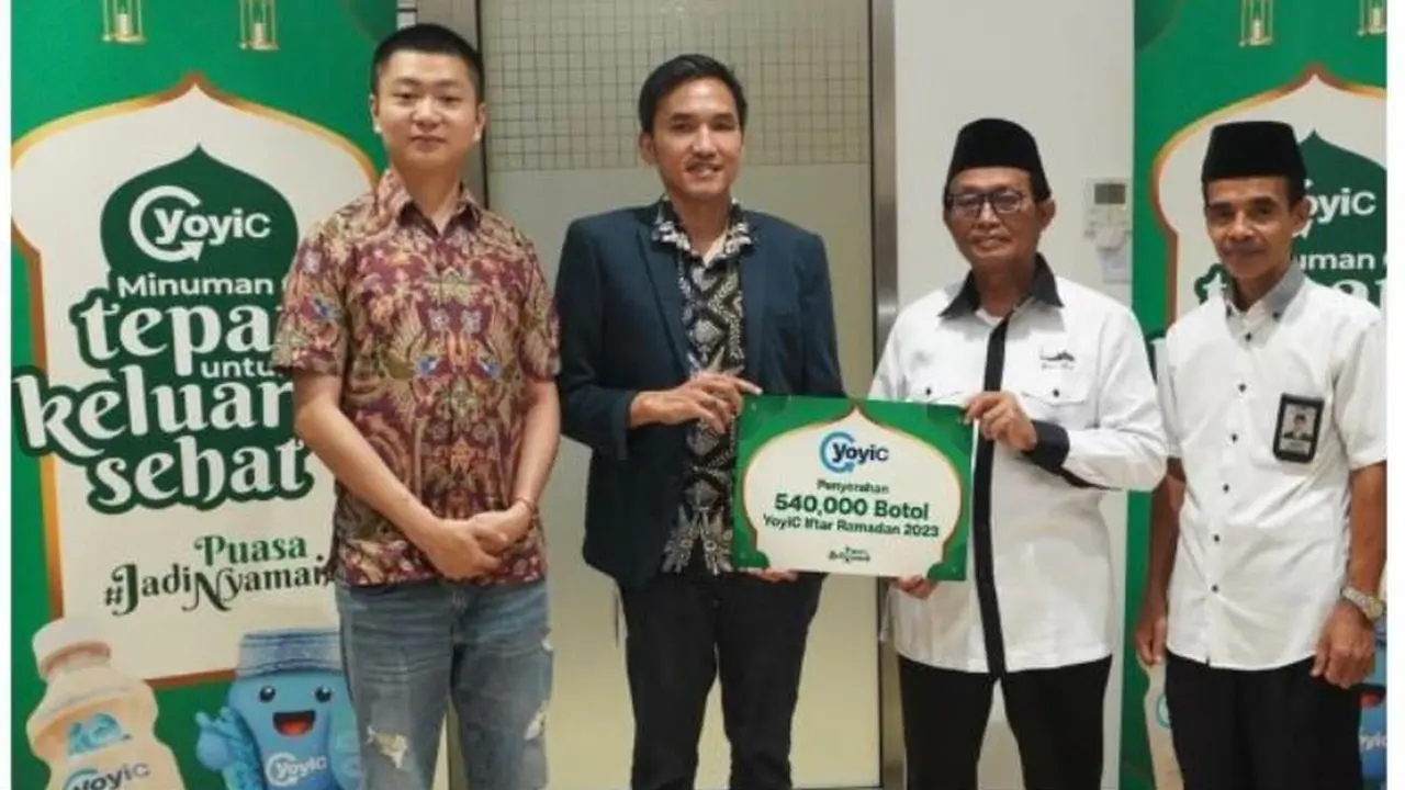 Kolaborasi Membagikan 540 Ribu Botol Susu Fermentasi Agar Puasa Masyarakat Makin Nyaman