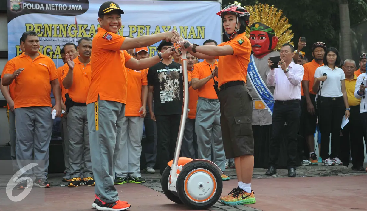 Kapolda Metro Jaya, Irjen Pol Tito Karnavian meluncurkan Satuan Segway Direktorat Pengaman Objek Vital di Bundaran HI, Jakarta, Minggu (13/9/2015). Sebanyak 7 segway baru dipakai untuk pengamanan jalannya car free day. (Liputan6.com/Gempur M Surya)