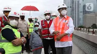 Menteri Perhubungan, Budi Karya Sumadi (kanan) saat meninjau Jembatan Bentang Panjang Dukuh Atas LRT Jabodebek, Jakarta, Minggu (29/11/2020). Saat ini progres pembangunan LRT Jabodebek sudah mencapai 79,52 persen dan ditarget akan beroperasi pada pertengahan 2022. (Liputan6/Helmi Fithriansyah)