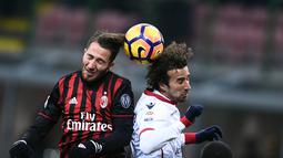 Duel pemain AC Milan, Andrea Bertolacci (kiri) dengan pemain Cagliari, Davide Di Gennaro pada lanjutan Serie A di San Siro stadium, Milan (8/1/2017). AC Milan menang 1-0.  (AFP/Filippo Monteforte)