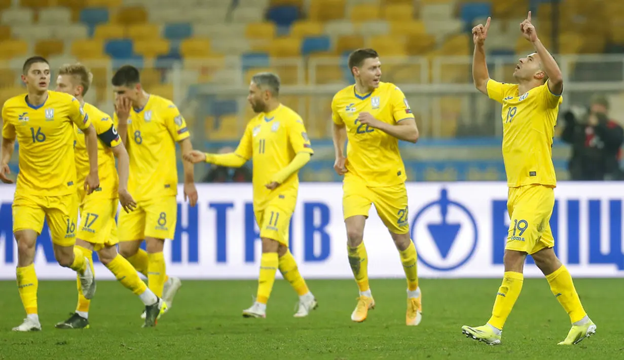 Pemain Ukraina Junior Moraes (kanan) melakukan selebrasi usai mencetak gol ke gawang Finlandia pada pertandingan Grup D kualifikasi Piala Dunia 2022 di Stadion Olimpiyskiy, Kyiv, Ukraina, Minggu (28/3/2021). Pertandingan berakhir 1-1. (AP Photo/Efrem Lukatsky)