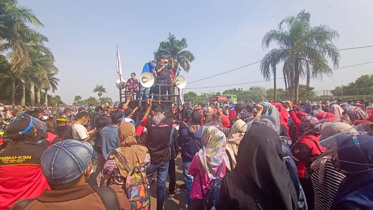 Belasan ribu buruh di Tangerang, kembali turun ke jalan dan mogok kerja untuk memprotes pengesahan Undang-undang Omnibus Low Ciptaker, Selasa (6/10/2020).