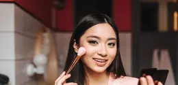 Diperlukan teknik yang tepat untuk mengaplikasikan concealer agar menghasilkan makeup yang natural. [Dok/freepik.com/lookstudio]