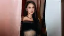 Biasa tampil gaya rambut sebahu yang sleek dan modern, Luna mengejutkan banyak penggemar saat tampil dengan rambut panjang lurus yang menjuntai anggun di kedua bahunya.  [@lunamaya].