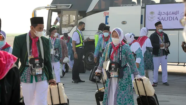 Calon haji Jatim berangkat dari Bandara Juanda. (Dian Kurniawan/Liputan6.com)